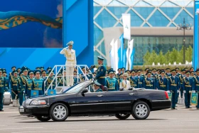 Астанадағы әскери парад: Жеңістің 80 жылдығына орай «Қазақ елі» алаңымен генералдар сап түзеп өтті - фото 12