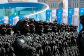 Астанадағы әскери парад: Жеңістің 80 жылдығына орай «Қазақ елі» алаңымен генералдар сап түзеп өтті - фото 13