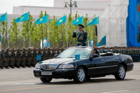 Астанадағы әскери парад: Жеңістің 80 жылдығына орай «Қазақ елі» алаңымен генералдар сап түзеп өтті - фото 14