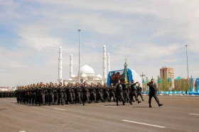 Астанадағы әскери парад: Жеңістің 80 жылдығына орай «Қазақ елі» алаңымен генералдар сап түзеп өтті - фото 15