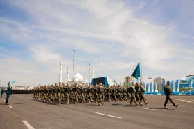 Астанадағы әскери парад: Жеңістің 80 жылдығына орай «Қазақ елі» алаңымен генералдар сап түзеп өтті - фото 16