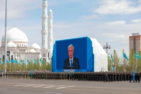 Астанадағы әскери парад: Жеңістің 80 жылдығына орай «Қазақ елі» алаңымен генералдар сап түзеп өтті - фото 17