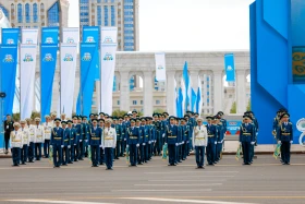 Астанадағы әскери парад: Жеңістің 80 жылдығына орай «Қазақ елі» алаңымен генералдар сап түзеп өтті - фото 18