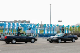 Астанадағы әскери парад: Жеңістің 80 жылдығына орай «Қазақ елі» алаңымен генералдар сап түзеп өтті - фото 20