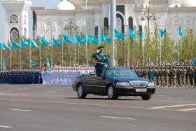 Астанадағы әскери парад: Жеңістің 80 жылдығына орай «Қазақ елі» алаңымен генералдар сап түзеп өтті - фото 21