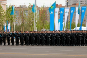 Астанадағы әскери парад: Жеңістің 80 жылдығына орай «Қазақ елі» алаңымен генералдар сап түзеп өтті - фото 22