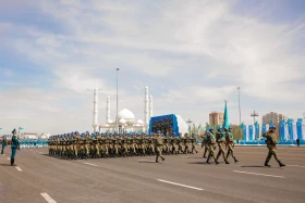 Астанадағы әскери парад: Жеңістің 80 жылдығына орай «Қазақ елі» алаңымен генералдар сап түзеп өтті - фото 23