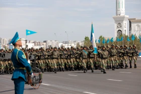 Астанадағы әскери парад: Жеңістің 80 жылдығына орай «Қазақ елі» алаңымен генералдар сап түзеп өтті - фото 24