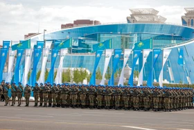 Астанадағы әскери парад: Жеңістің 80 жылдығына орай «Қазақ елі» алаңымен генералдар сап түзеп өтті - фото 25