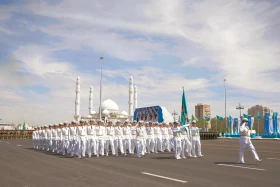 Астанадағы әскери парад: Жеңістің 80 жылдығына орай «Қазақ елі» алаңымен генералдар сап түзеп өтті - фото 27