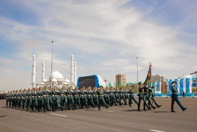 Астанадағы әскери парад: Жеңістің 80 жылдығына орай «Қазақ елі» алаңымен генералдар сап түзеп өтті - фото 28