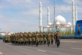 Астанадағы әскери парад: Жеңістің 80 жылдығына орай «Қазақ елі» алаңымен генералдар сап түзеп өтті - фото 30
