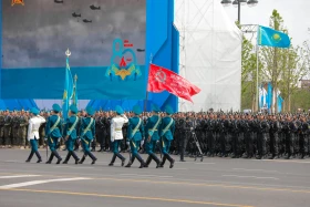 Астанадағы әскери парад: Жеңістің 80 жылдығына орай «Қазақ елі» алаңымен генералдар сап түзеп өтті - фото 31