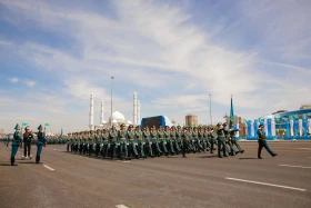 Астанадағы әскери парад: Жеңістің 80 жылдығына орай «Қазақ елі» алаңымен генералдар сап түзеп өтті - фото 32