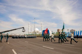 Астанадағы әскери парад: Жеңістің 80 жылдығына орай «Қазақ елі» алаңымен генералдар сап түзеп өтті - фото 33