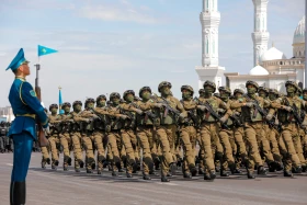 Астанадағы әскери парад: Жеңістің 80 жылдығына орай «Қазақ елі» алаңымен генералдар сап түзеп өтті - фото 34