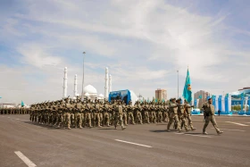 Астанадағы әскери парад: Жеңістің 80 жылдығына орай «Қазақ елі» алаңымен генералдар сап түзеп өтті - фото 35