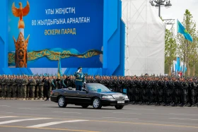 Астанадағы әскери парад: Жеңістің 80 жылдығына орай «Қазақ елі» алаңымен генералдар сап түзеп өтті - фото 36