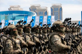 Астанадағы әскери парад: Жеңістің 80 жылдығына орай «Қазақ елі» алаңымен генералдар сап түзеп өтті - фото 37