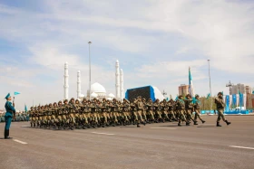 Астанадағы әскери парад: Жеңістің 80 жылдығына орай «Қазақ елі» алаңымен генералдар сап түзеп өтті - фото 38