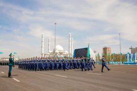 Астанадағы әскери парад: Жеңістің 80 жылдығына орай «Қазақ елі» алаңымен генералдар сап түзеп өтті - фото 39