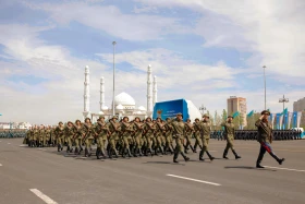 Астанадағы әскери парад: Жеңістің 80 жылдығына орай «Қазақ елі» алаңымен генералдар сап түзеп өтті - фото 40