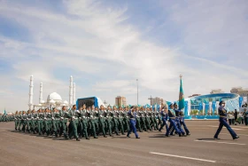 Астанадағы әскери парад: Жеңістің 80 жылдығына орай «Қазақ елі» алаңымен генералдар сап түзеп өтті - фото 41