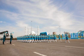 Астанадағы әскери парад: Жеңістің 80 жылдығына орай «Қазақ елі» алаңымен генералдар сап түзеп өтті - фото 42