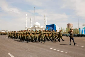 Астанадағы әскери парад: Жеңістің 80 жылдығына орай «Қазақ елі» алаңымен генералдар сап түзеп өтті - фото 43