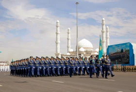 Астанадағы әскери парад: Жеңістің 80 жылдығына орай «Қазақ елі» алаңымен генералдар сап түзеп өтті - фото 44