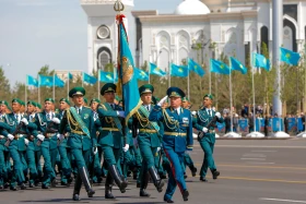 Астанадағы әскери парад: Жеңістің 80 жылдығына орай «Қазақ елі» алаңымен генералдар сап түзеп өтті - фото 45