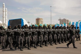 Астанадағы әскери парад: Жеңістің 80 жылдығына орай «Қазақ елі» алаңымен генералдар сап түзеп өтті - фото 46