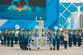 Астанадағы әскери парад: Жеңістің 80 жылдығына орай «Қазақ елі» алаңымен генералдар сап түзеп өтті - фото 47