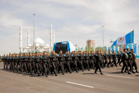 Астанадағы әскери парад: Жеңістің 80 жылдығына орай «Қазақ елі» алаңымен генералдар сап түзеп өтті - фото 48