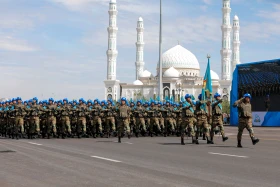 Астанадағы әскери парад: Жеңістің 80 жылдығына орай «Қазақ елі» алаңымен генералдар сап түзеп өтті - фото 49