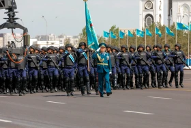 Астанадағы әскери парад: Жеңістің 80 жылдығына орай «Қазақ елі» алаңымен генералдар сап түзеп өтті - фото 50