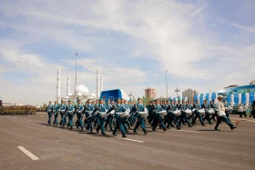 Астанадағы әскери парад: Жеңістің 80 жылдығына орай «Қазақ елі» алаңымен генералдар сап түзеп өтті - фото 51