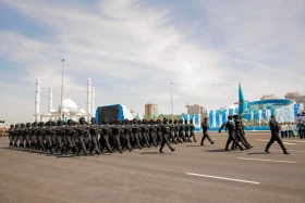 Астанадағы әскери парад: Жеңістің 80 жылдығына орай «Қазақ елі» алаңымен генералдар сап түзеп өтті - фото 52