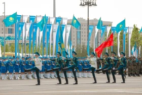 Астанадағы әскери парад: Жеңістің 80 жылдығына орай «Қазақ елі» алаңымен генералдар сап түзеп өтті - фото 53