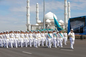 Астанадағы әскери парад: Жеңістің 80 жылдығына орай «Қазақ елі» алаңымен генералдар сап түзеп өтті - фото 54