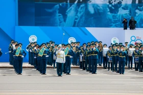 Астанадағы әскери парад: Жеңістің 80 жылдығына орай «Қазақ елі» алаңымен генералдар сап түзеп өтті - фото 55