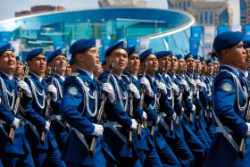 Астанадағы әскери парад: Жеңістің 80 жылдығына орай «Қазақ елі» алаңымен генералдар сап түзеп өтті - фото 56