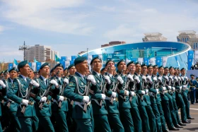 Астанадағы әскери парад: Жеңістің 80 жылдығына орай «Қазақ елі» алаңымен генералдар сап түзеп өтті - фото 57