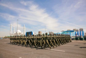 Астанадағы әскери парад: Жеңістің 80 жылдығына орай «Қазақ елі» алаңымен генералдар сап түзеп өтті - фото 58