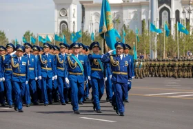 Астанадағы әскери парад: Жеңістің 80 жылдығына орай «Қазақ елі» алаңымен генералдар сап түзеп өтті - фото 59