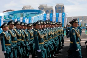 Астанадағы әскери парад: Жеңістің 80 жылдығына орай «Қазақ елі» алаңымен генералдар сап түзеп өтті - фото 60