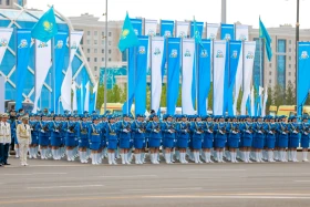 Астанадағы әскери парад: Жеңістің 80 жылдығына орай «Қазақ елі» алаңымен генералдар сап түзеп өтті - фото 61