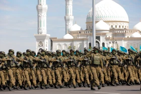 Астанадағы әскери парад: Жеңістің 80 жылдығына орай «Қазақ елі» алаңымен генералдар сап түзеп өтті - фото 62