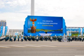 Астанадағы әскери парад: Жеңістің 80 жылдығына орай «Қазақ елі» алаңымен генералдар сап түзеп өтті - фото 63