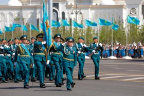 Астанадағы әскери парад: Жеңістің 80 жылдығына орай «Қазақ елі» алаңымен генералдар сап түзеп өтті - фото 64